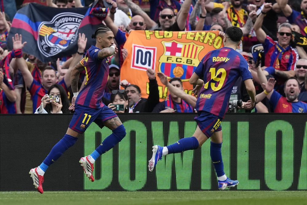 Fútbol. El delantero brasileño del FC Barcelona Raphinha (i) celebra tras anotar el 1-0 durante el partido de LaLiga entre el Barcelona y el Sevilla disputado en el Camp Nou en Barcelona, este domingo