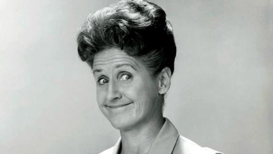 Murió Ann B. Davis, protagonista de la histórica serie “La tribu Brady”