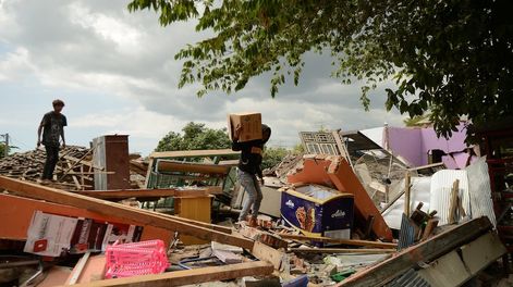 Otra violenta réplica sacude la isla de Lombok y ya son 319 los muertos por el sismo