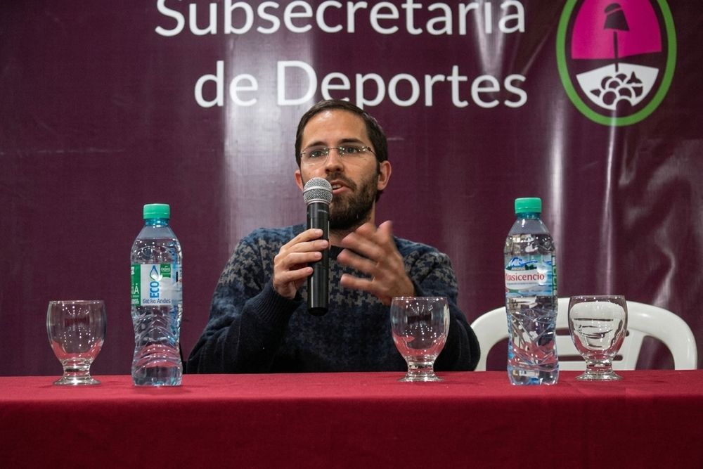 El escritor y periodista mendocino Gonzalo Ruiz, ganador del Certamen Literario Vendimia 2026 en la categoría Juvenil por Los invictos.