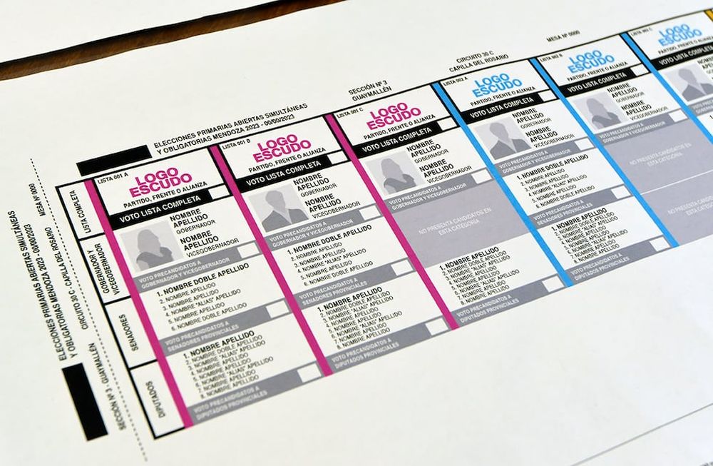 Los primeros lugares en la boleta única, tendrán en su mayoría, fotos de hombres. esta mañana en el Poder Judicial se mostraron las boletas. El Secretario de la Junta Electoral Jorge Albarracín, junto a Víctor Ibáñez dieron los detalles técnicosFoto : Orlando Pelichotti