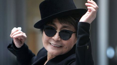 Los Andes | En esta foto de archivo tomada el 14 de febrero de 2013, Yoko Ono posa durante la inauguración de su exhibición Half-a-wind show en el Schirn Kunsthalle en Frankfurt am Main, en el centro de Alemania.