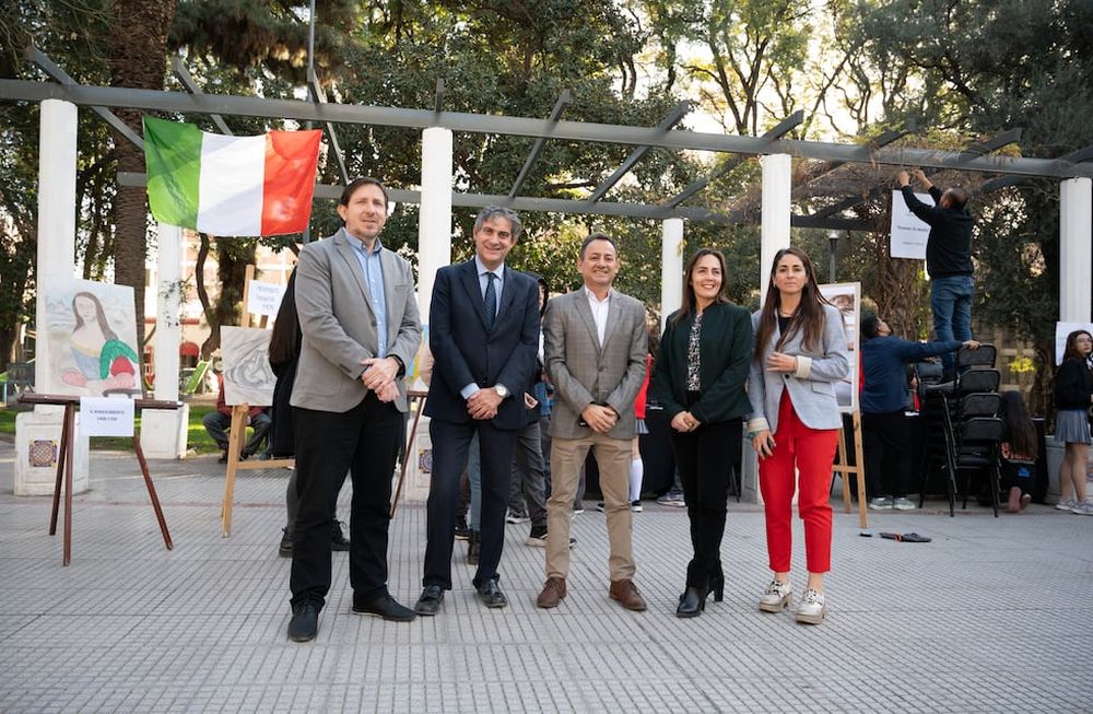 Ferragosto llegó a la Ciudad con una expo en plaza Italia