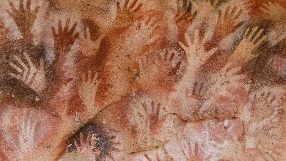 La cueva mide 170 metros de profundidad y en su interior fueron contabilizadas 829 imágenes, entre dibujos geométricos, escenas de caza, figuras solares y de animales.