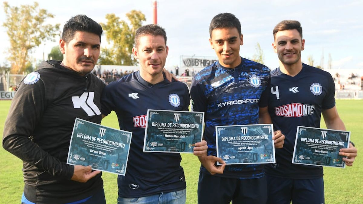 Reconocimiento para los campeones de Futsal en el partido del Lobo