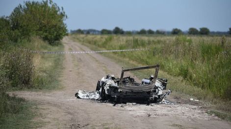Los Andes | Triple crimen de Rosario. La policía encontró el auto de las víctimas completamente quemado con un cuerpo en su interior. / Foto: Gentileza