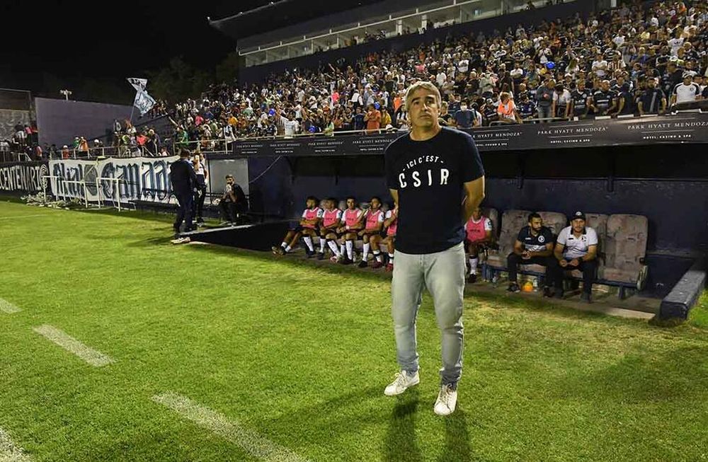 Gómez se mostró feliz con el momento que atraviesa el equipo y se emocionó en el abrazo con su hermana. / José Gutiérrez
