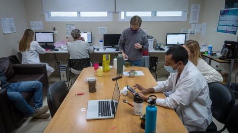 Los Andes | Los profesionales reconocen que las historias de sus pacientes y sus familias se cuelan en sus vidas y les afectan. / Foto: Ignacio Blanco / Los Andes