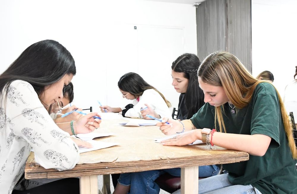 Reinas rindiendo examen guaymallén 2024.Las jóvenes de Guaymallén estudiaron y rindieron para el examen realizado por la Municipalidad de Guaymallén