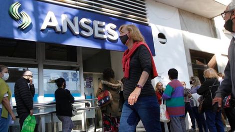 Los Andes | ANSES informa que hoy comienza el calendario de pagos de las Pensiones No Contributivas (PNC), que tienen incluido la tercera cuota del refuerzo de 15 mil pesos. /Jubilados Anses