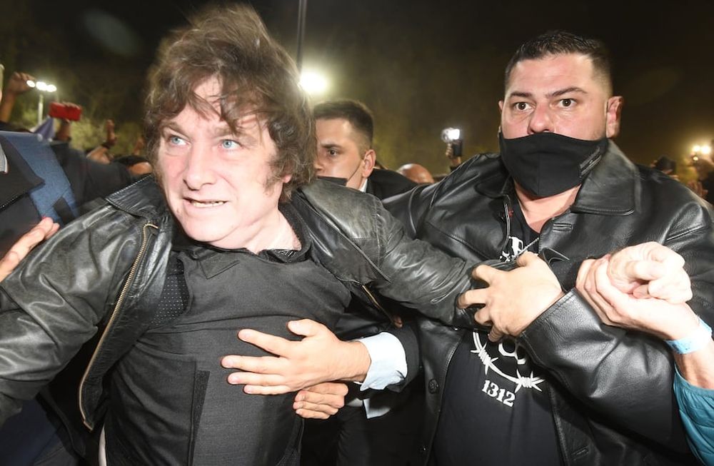 Javier Milei en el parque OHiggins en la Ciudad de Mendoza, haciendo su campaña política para el año 2023. Lidera el podio de los preferidos. Foto:José Gutierrez / Los Andes