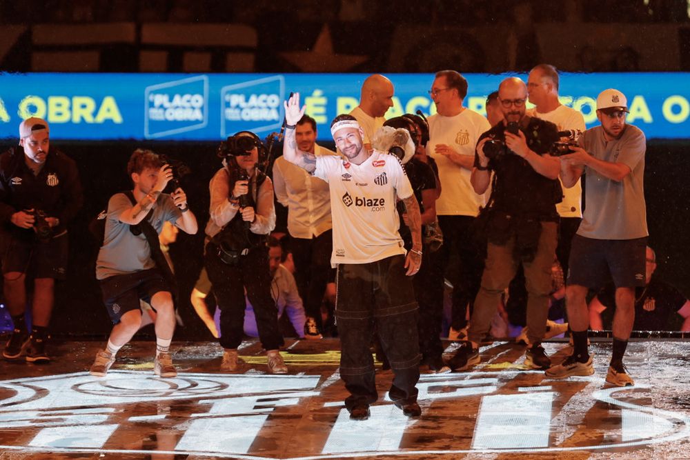 Con una fiesta ante miles de simpatizantes Neymar es presentado en el Santos. Foto: EFE