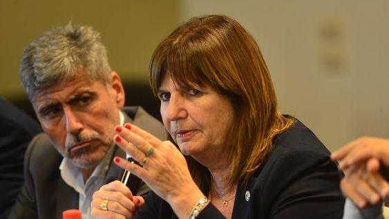 Patricia Bullrich, Ministra de Seguridad de la nación, en conferencia de prensa con Juan Pablo Quinteros en el Hotel Quorum de la ciudad de Córdoba. - Archivo