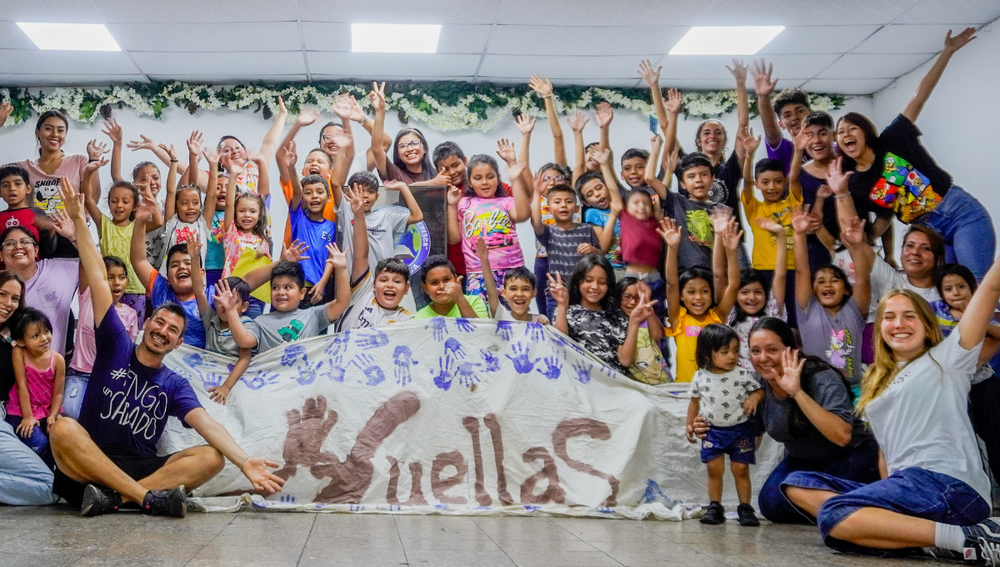 Impactante y emotiva campaña invita a voluntarios a acompañar a niños y adultos mayores que resisten en soledad. Foto: Gentileza ONG Huellas