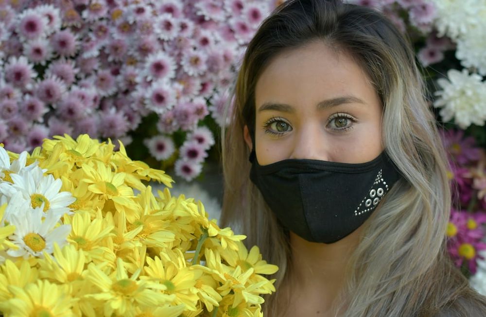Aldana Guevara (25) de tradicion familiar florista, vende en el puesto de flores en Avenida San Martin y Garibaldi Foto: Orlando Pelichotti / Los Andes