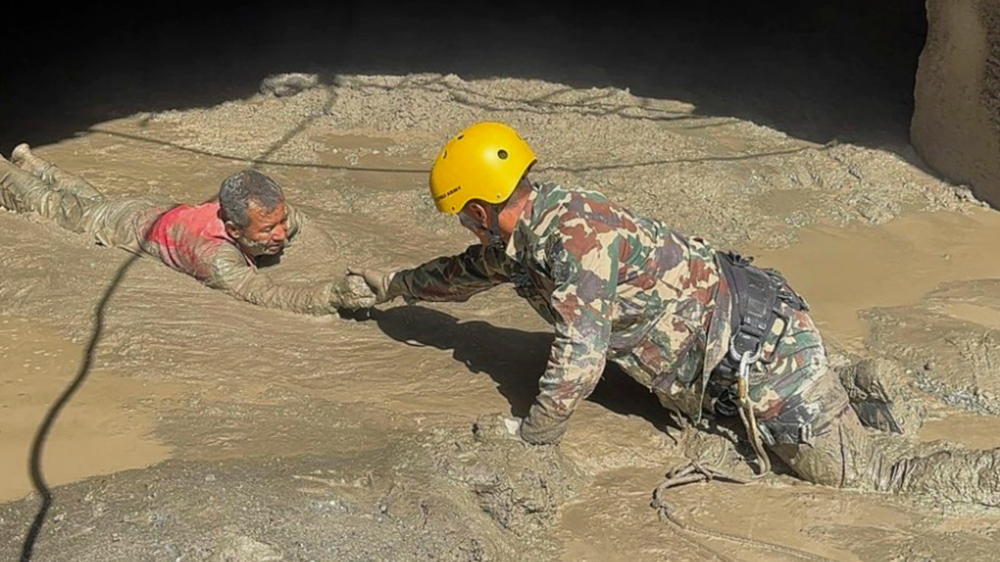 Una fotografía facilitada por el Ejército de Nepal muestra a personal militar rescatando a supervivientes de un túnel hidroeléctrico tras las inundaciones repentinas en el distrito de Rasuwa, Nepal, el 28 de agosto de 2026&nbsp;