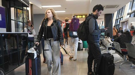 Los Andes | La capacidad hotelera en Mendoza con un porcentaje muy alto de ocupación por el fin de semana extra largo. Turistas  en la terminal de ómnibus / Foto: José Gutierrez / Los Andes