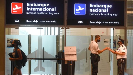 Los turistas extranjeros podrán ingresar libremente a la Argentina si presentan el esquema completo de vacunación y un PCR negativo. - Los Andes