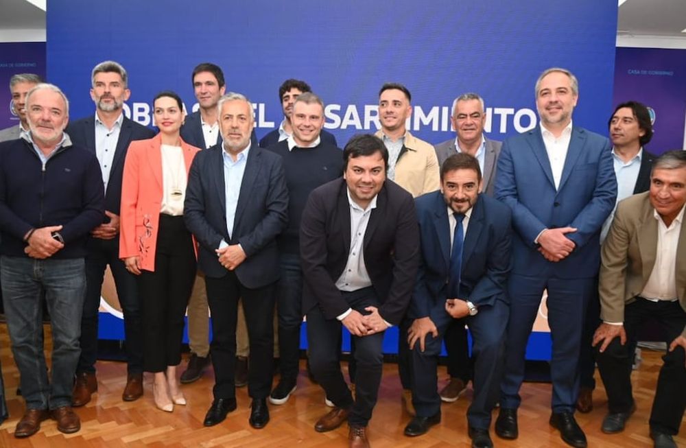 Los intendentes luego de conocer las obras que se financiarán con el resarcimiento producto de la promoción industrial. Foto: Gobierno de Mendoza.
