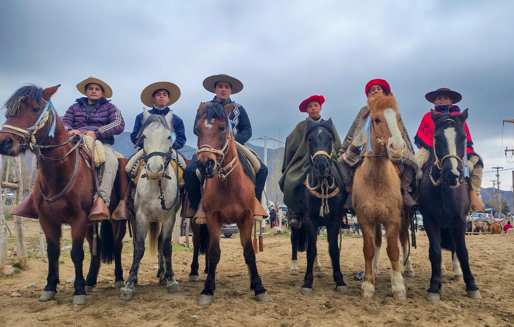 Esteban Tiziano, Sara Guiñazú, Valentín Martínez, Nicolás Videla, Bautista Morales y Vladimir Silva participaron del desfile gaucho en el Manzano Histórico.