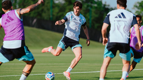 El defensor sufrió un desgarro durante los entrenamientos y no llegará en condiciones para disputar el Mundial.