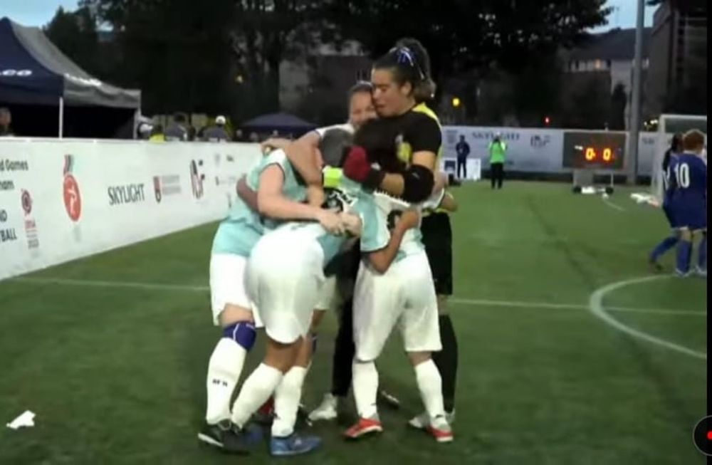 Las Murciélagas vencieron por 2-1 a Japón, en el primer Mundial para ciegas desarrollado en Inglaterra. Yohana Aguilar  (la goleador de la final y del Mundial con siete tantos), Gracia Sosa (la mejor jugadora del torneo con cuatro) Constanza Carrizo, Elena Quinteros y la arquera Melisa Flores, que es vidente, fueron las cordobesas de la selección.  Las chicas, fueron preparadas en el club Municipal y entrenadas por Gonzalo Abbas Achaché, que también es cordobés y fue glorioso integrante de Los Murciélagos.