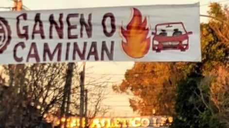 Esta madrugada aparecieron mensajes intimidantes en las inmediaciones de Lanús e Independiente. (TyC Sports)