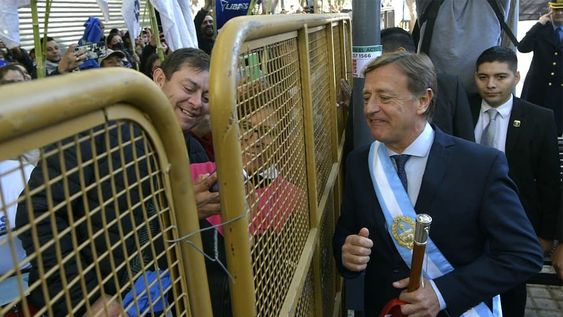 Apertura de Sesiones Ordinarias en la Legislatura. Gobernador de la provincia Rodolfo Suarez saluda a militantes ubicados en Peatonal, detrás de las vallas.Foto: Orlando Pelichotti / Los Andes