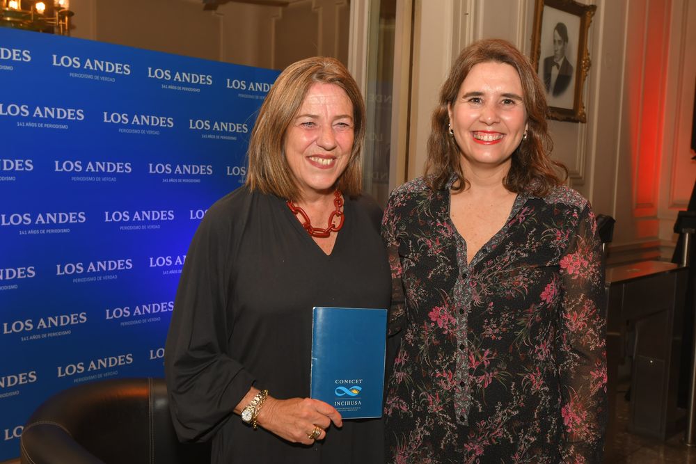 La historiadora Beatriz Bragoni, junto a Virginia Mellado, durante la presentación de su nuevo libro “Un estado provincial en transformación: Política, Administración y Cultura”.