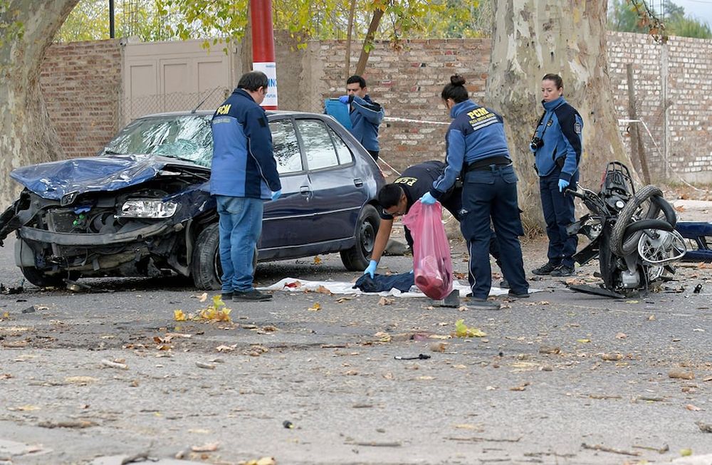 El accidente se produjo  en la esquina de Olascoaga y Moyano -a una cuadra de la cancha de Huracán Las Heras- con el saldo de dos muertosFoto:  Orlando Pelichotti