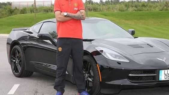Di María y su primer regalo en Manchester: un Corvette