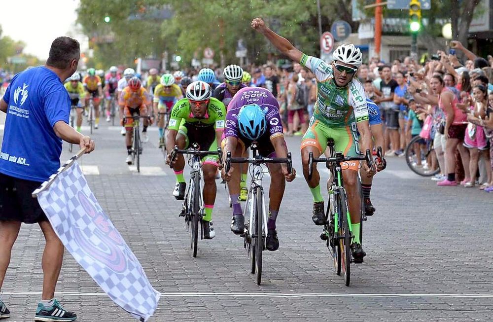 Apretadísimo final de la segunda etapa de la Vuelta Ciclística de Mendoza