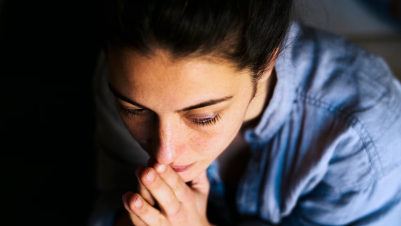 Qué significa que repitas conversaciones en tu cabeza, según la psicología