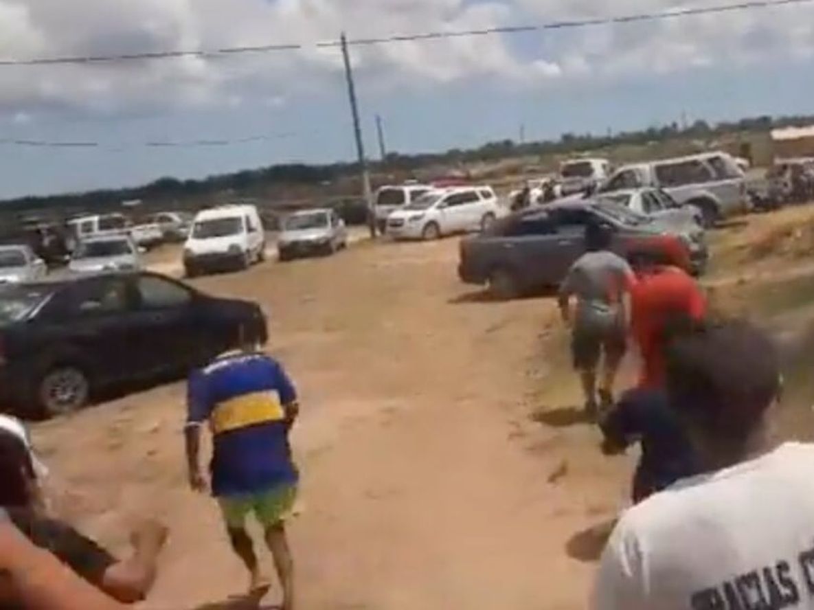 Vecinos comienzan a huir de los disparos durante el tiroteo que se desató en el barrio 8 de diciembre el pasado domingo por la tarde. Foto: Captura video