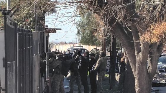 Redujeron a un hombre atrincherado en su casa en Luján