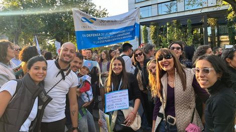 Los Andes | Más de 40 mil personas marcharon el 23 de abril por las calles de Mendoza, para sumarse al reclamo nacional contra el ajuste a la educación pública.