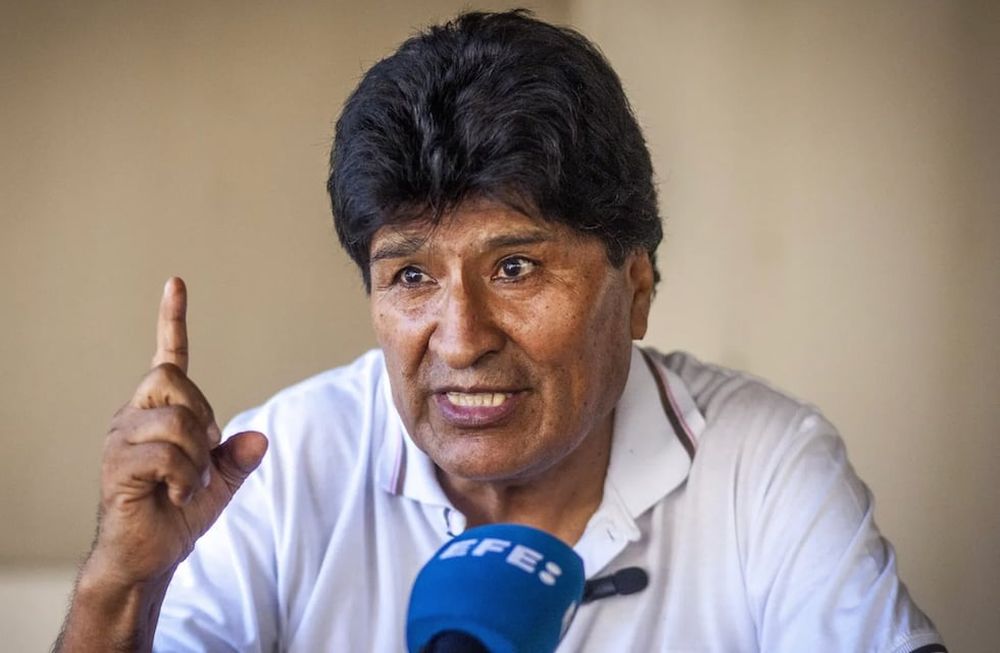 El ex mandatario quiere postularse para un cuarto mandato a pesar de la postura del Tribunal Constitucional y amenazó con levantamientos y protestas. EFE