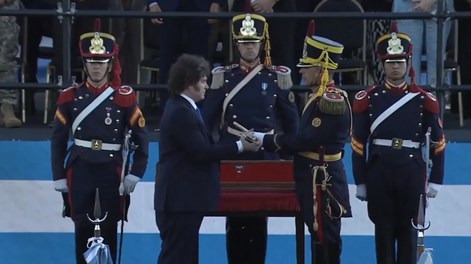 Mlei durante la entrega del sable corvo de San Martín a los Granaderos&nbsp;