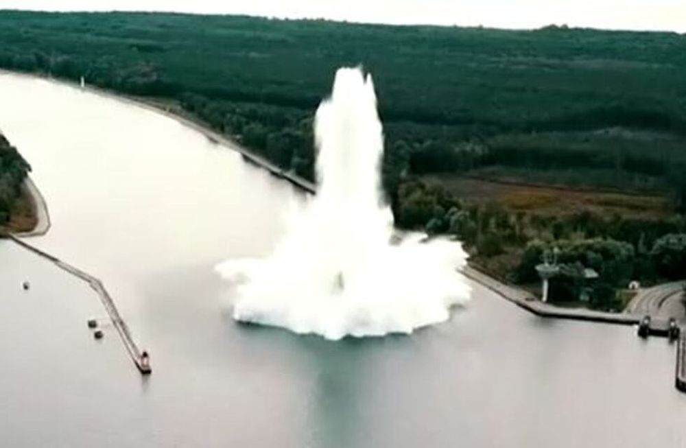 Expertos en demoliciones polacos intentaban neutralizar la bomba bajo el agua mediante una deflagración remota pero el dispositivo detonó durante el proceso.