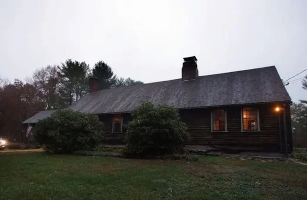 Es una granja, está ubicada en Rhode Island, Estados Unidos y fue escenario de varios hechos paranormales que inspiraron la película de terror “El Conjuro”.