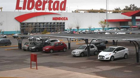 Varias sucursales de la cadena de hipermercados Libertad cierran y volverán a abrir de la mano de La Anónima