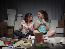 Sandra Viggiani y Melisa Lara en un momento de la obra Vidas posibles. Sandra Viggiani y Melisa Lara en un momento de la obra Vidas posibles.