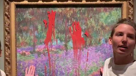 Dos activistas climáticos lanzaron pintura y pegamento contra un cuadro de Monet.
