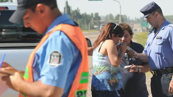 En Mendoza, el 43% de los encuestados dijo no estar conforme con el límite actual de 0,5 gramos por litro de sangre para conducir automóviles. Foto: Marcelo Rolland / Los Andes