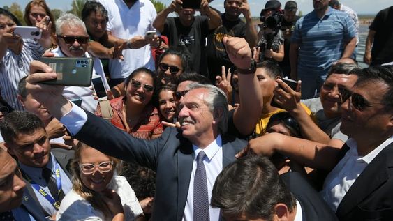 Alberto Fernández en Mendoza. Estuvo junto al ministro de Obras Públicas, Gabriel Katopodis; el intendente de Lavalle, Roberto Righi; y el ministro de Infraestructura, Mario Isgró. Foto: Ignacio Blanco / Los Andes
