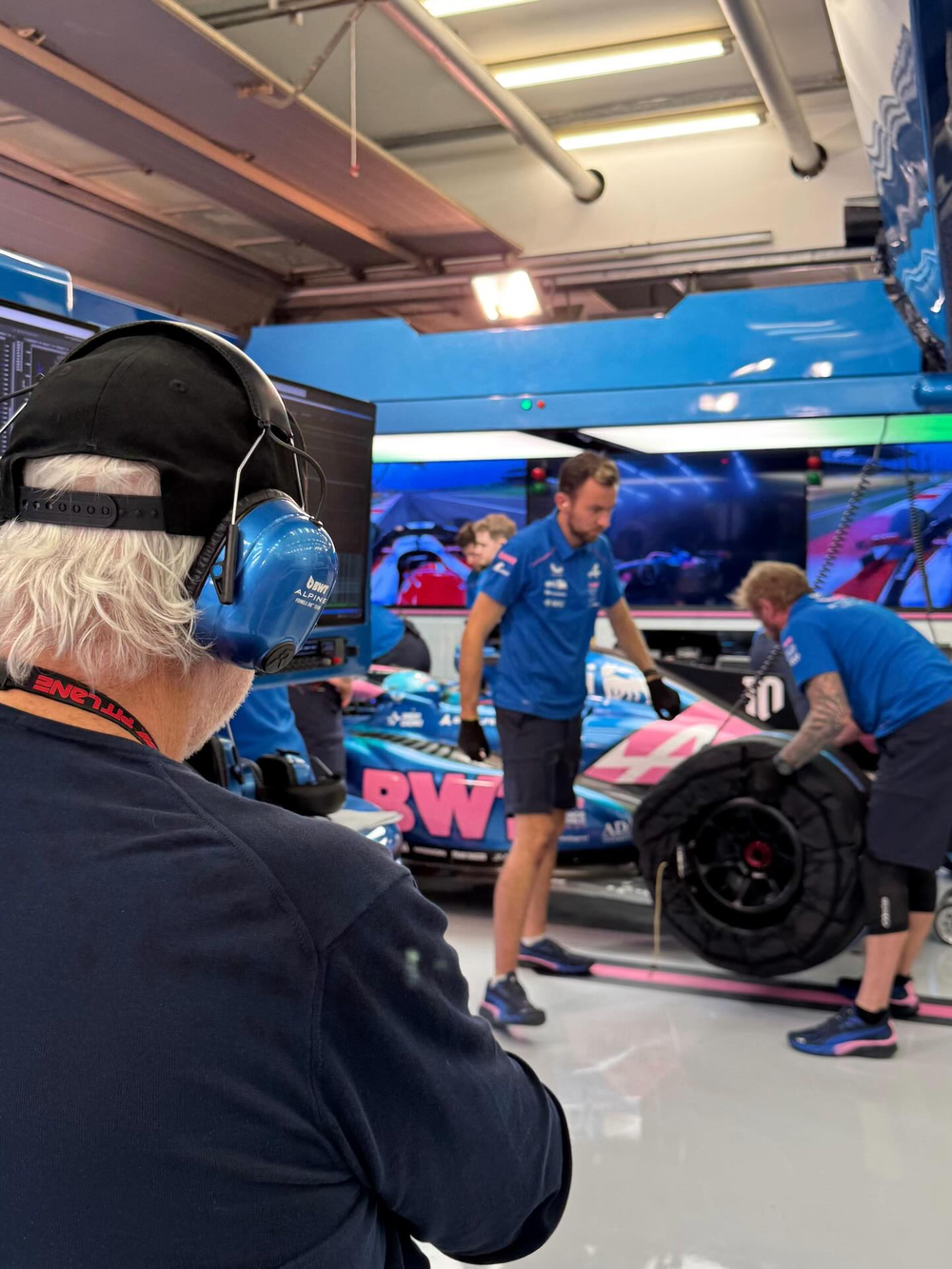 Flavio Briatore observa a los ingenieros de Alpine poniendo el auto a punto.