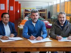 Julio Cortes, presidente del barrio privado Dalvian, el intendente de Ciudad, Ulpiano Suarez, y el presidente de Grupo América, Daniel Vila, en la inauguración del "Refugio Azul" que funcionará en el Estadio Bautista Gargantini.