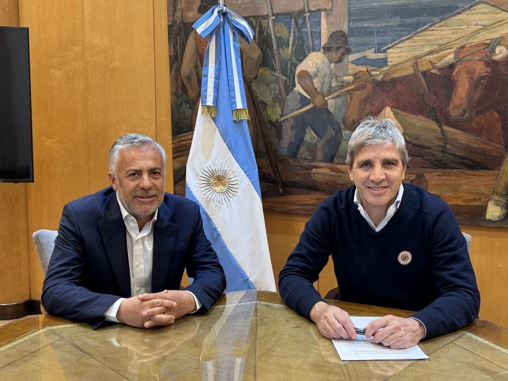 El gobernador Alfredo Cornejo con el ministro de Econom&iacute;a Luis Caputo. Foto: Gobierno de Mendoza.