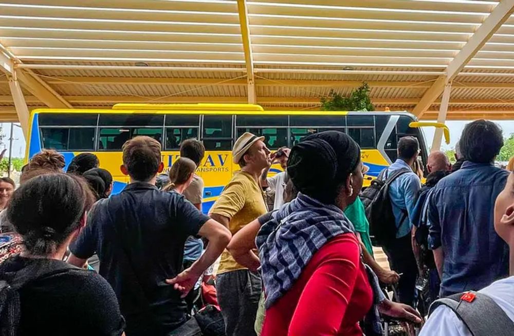 Ciudadanos franceses y de otras nacionalidades esperan en el aeropuerto internacional de Niamey, en Níger, parar ser transportados de regreso a Francia en un vuelo militar francés.