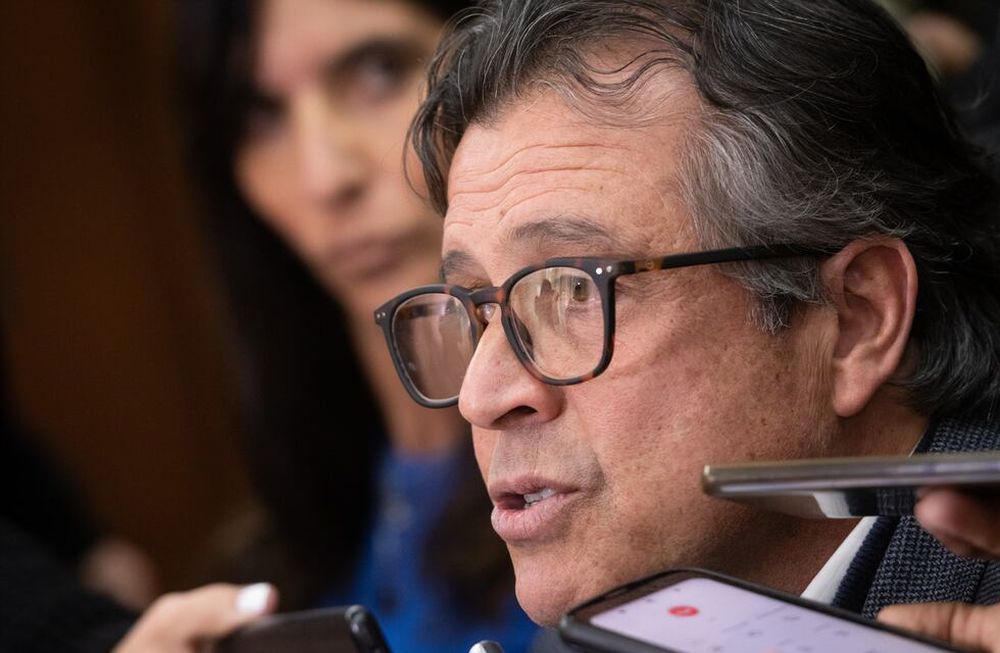 Caso BonarricoEl ministro Victor Ibañez junto a Natacha Eisenchlas dió una conferencia de prensa por el subsidio millonario que el Gobierno le había otorgado al pastor Bonarrico.Foto: Ignacio Blanco / Los Andes